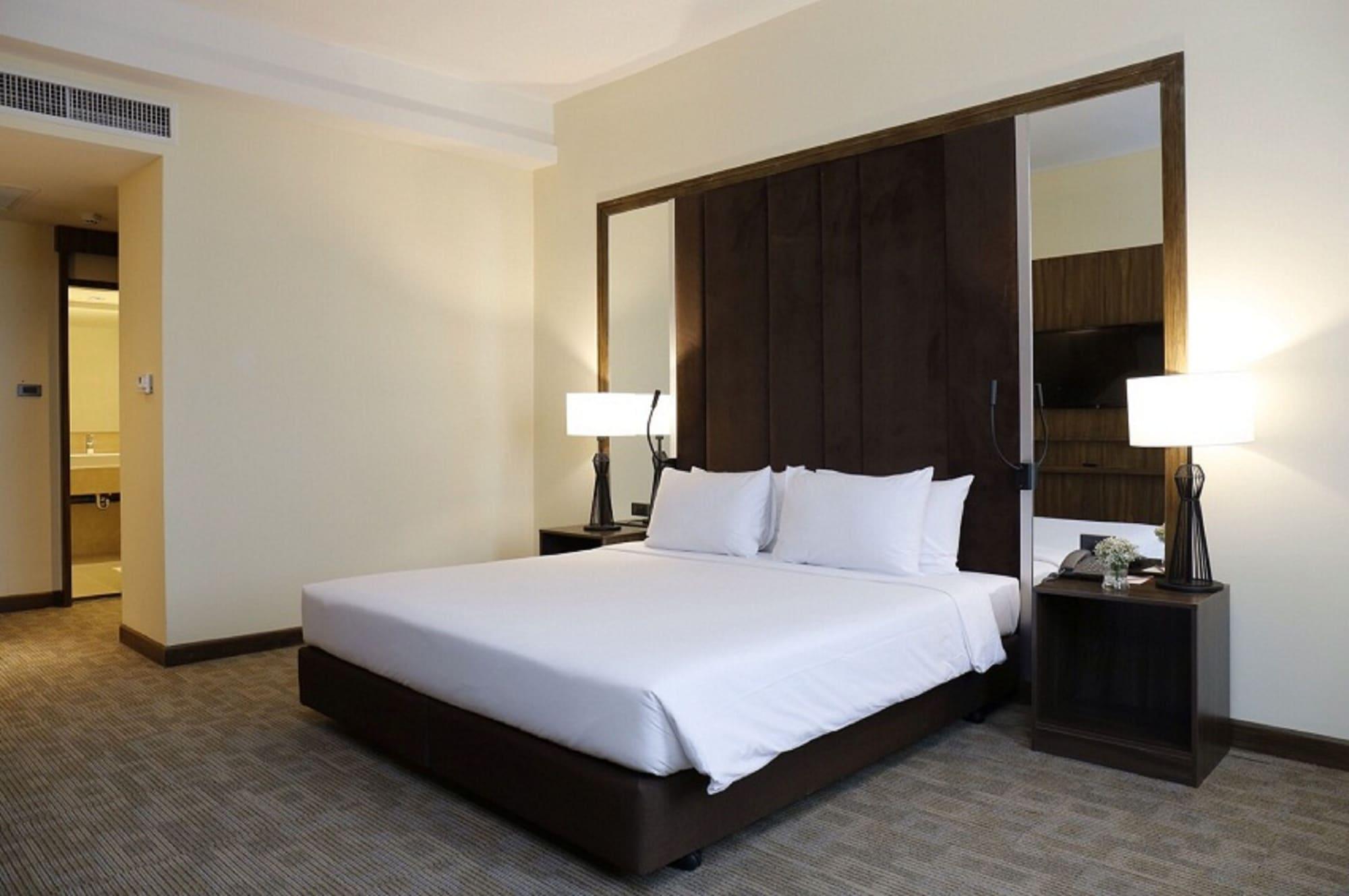 Louis Tavern Khách sạn 3*