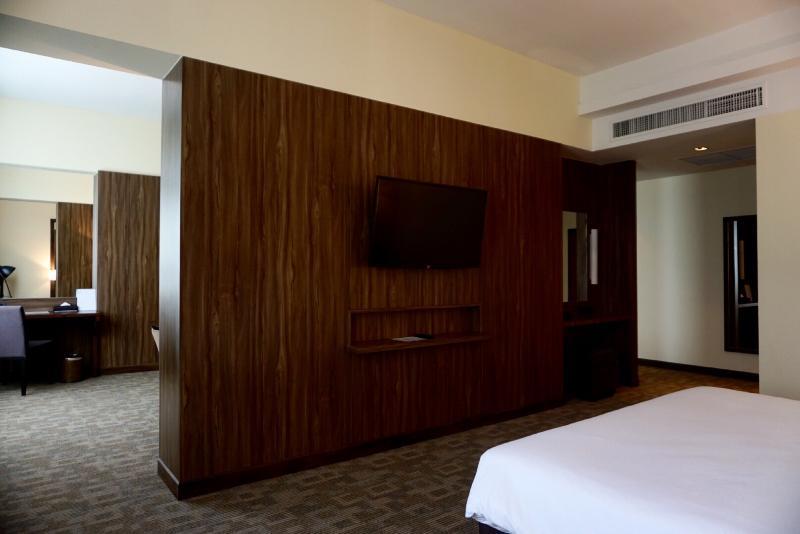 Louis Tavern Khách sạn 3*