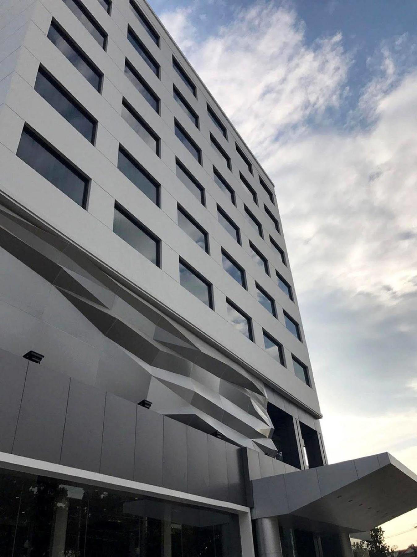 Louis Tavern Khách sạn 3*